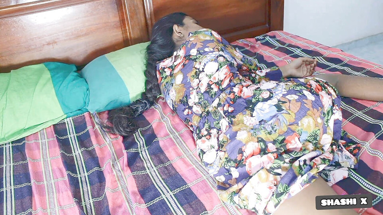 Shashi X: Nevlastní sestra sdílí hotelovou ložnici na dovolené s nevlastním bratrem