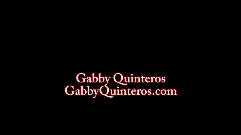 Gabby Quinteros: Gabby Quinteros - esticando o celular sexy