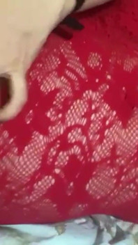 Une latina en lingerie rouge taquine sa chatte et se doigte - Colomperx