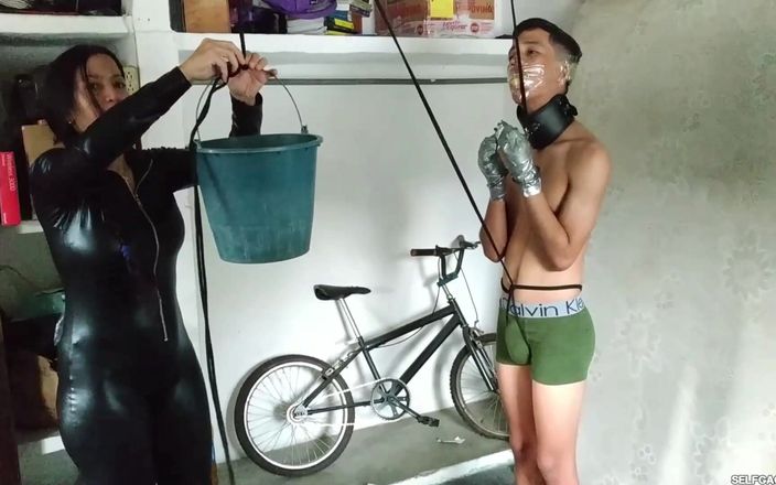 Selfgags femdom bondage: Lekfulla catwoman leksaker med ensam latino pojke!