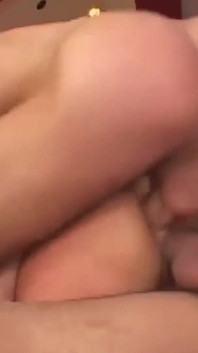 딥쓰롯 쓰리섬과 이중 삽입에 탐닉하는 보라색 머리 아시아 겸둥이