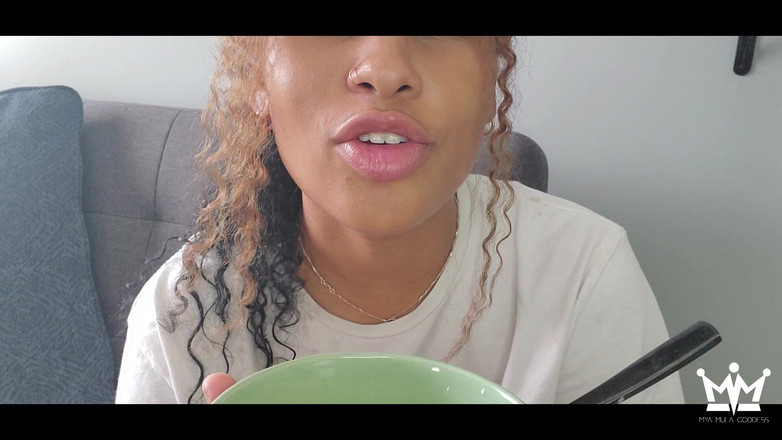 Mya Mula Goddess: Bratty Giantess devora seus pequenos amigos, você é o próximo?