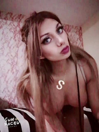 Barbietransxxxx: Tranny v hotelu ukazuje prsa