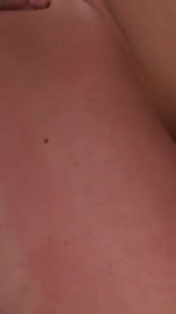 Magere 18-jarige brunette zuigt grote zwarte lul en vingert zichzelf