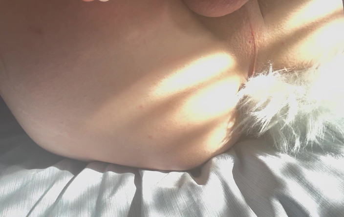 Vovxxx: Plug anal, plug de queue, insertion et joue avec mon...