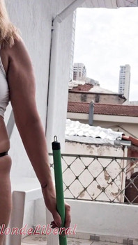 Io e Dai Belan, quasi nudi, lavavamo il balcone dell'appartamento e i vicini ci osservavano