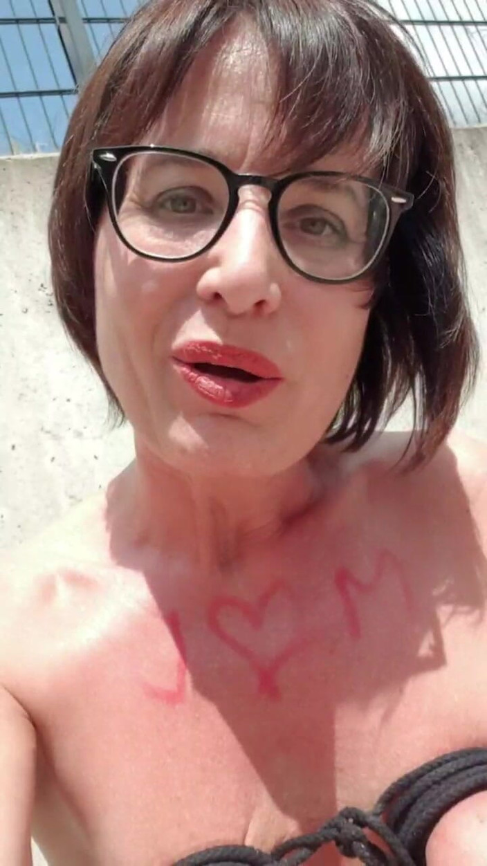 JulieEroticDress: Chorro en pared