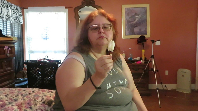 BBW nurse Vicki adventures with friends: Gordinha ruiva madura enfermeira Vicki lambe e chupa um sorvete