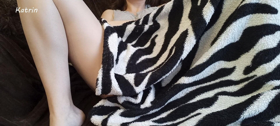 Katrin20: Jugando con mi coño mojado debajo de la manta