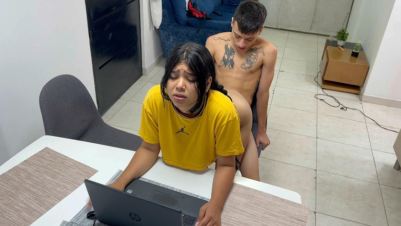 zacymaddy: Aku ngentot saudara tiriku yang pemalu di tengah-tengah kelas virtual-nya.