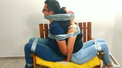 Selfgags femdom bondage: La coppia viziata lo prende in schiavitù