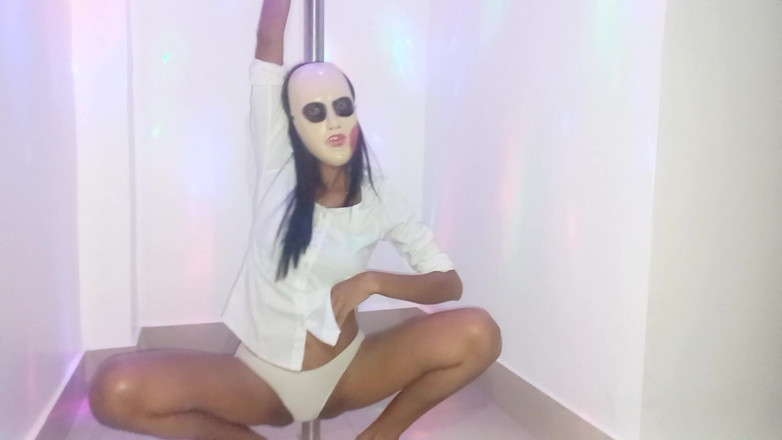 NEGRITA SEXY: 의붓여동생이 여친에게 자지를 집어넣는 걸 보고 극에 춤을 추기로 결심한 에로 갈색 머리