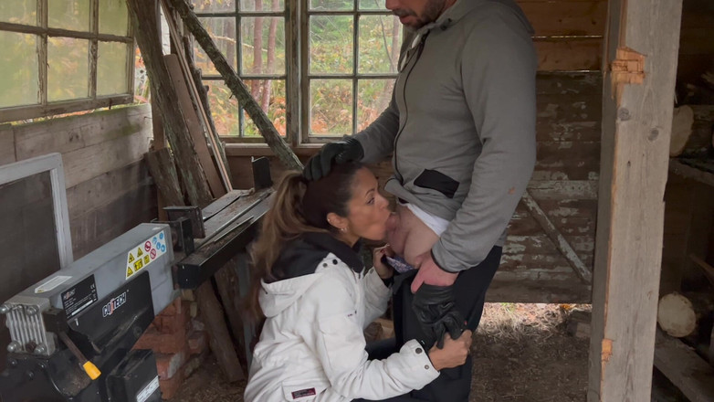 LoveAndRopes: Milf wordt hard langs achteren geneukt terwijl ze buiten brandhout...