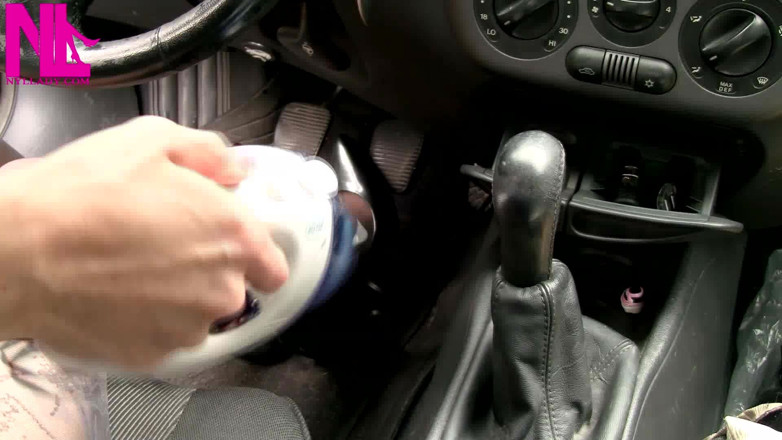Nyllady: Hoovering xe của tôi trong giày cao gót và quần đùi...