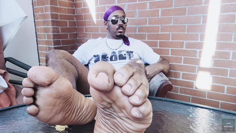 Soft Soleman: Ich berühre und schnüffele an meinen Sohlen nach dem Baden (2) (2025)