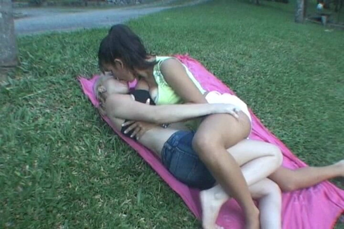 FetishKing: Lezbiyen ateşli seksi öpücükler maratonu