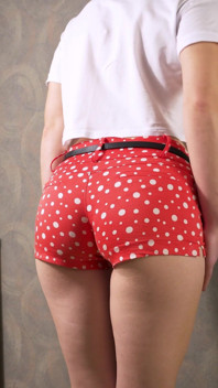Heiße teen-asiatin neckt sichtbare höschen-linie in sehr engen shorts