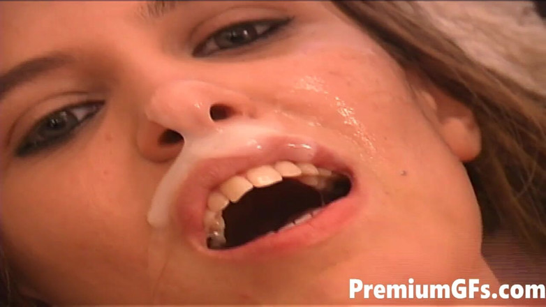 Premium GFs: Sexy brunette tiener Ashley Belle neukt in haar bikini