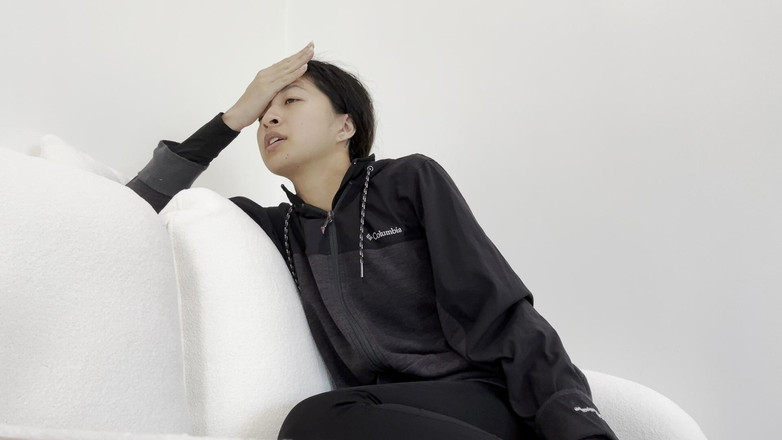 Felicity Azura: Азіатські господині, одягнені жінки, голі чоловіки