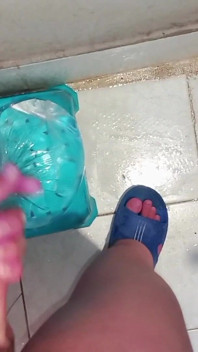 O que começou como um banho normal se transformou em uma intensa experiência privada em primeiro plano, sessão de brinquedo feito à mão