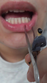 La mia sorellastra gigantessa gioca da dentista con il piccolo fratellastro,