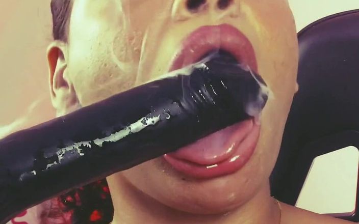 Anabel 693: 主人の命令に従い、タバコを吸ったりチンポをしゃぶったりして