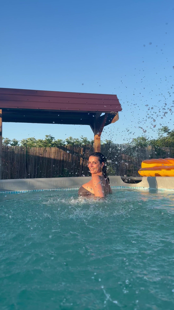 MilfyCalla: Taquine sexy dans une piscine dans un bikini minuscule