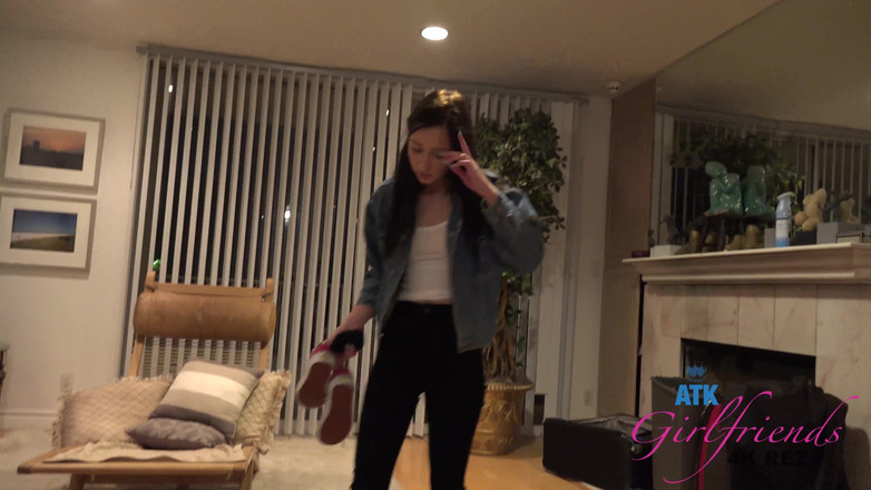 ATK Girlfriends: Carmen přijde na svou cestu, osprchuje se a holí