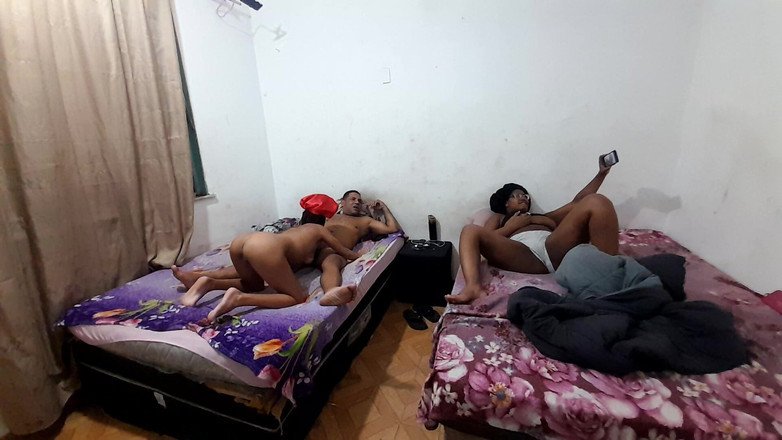 Bebes vagabundas: 在继妹面前做爱