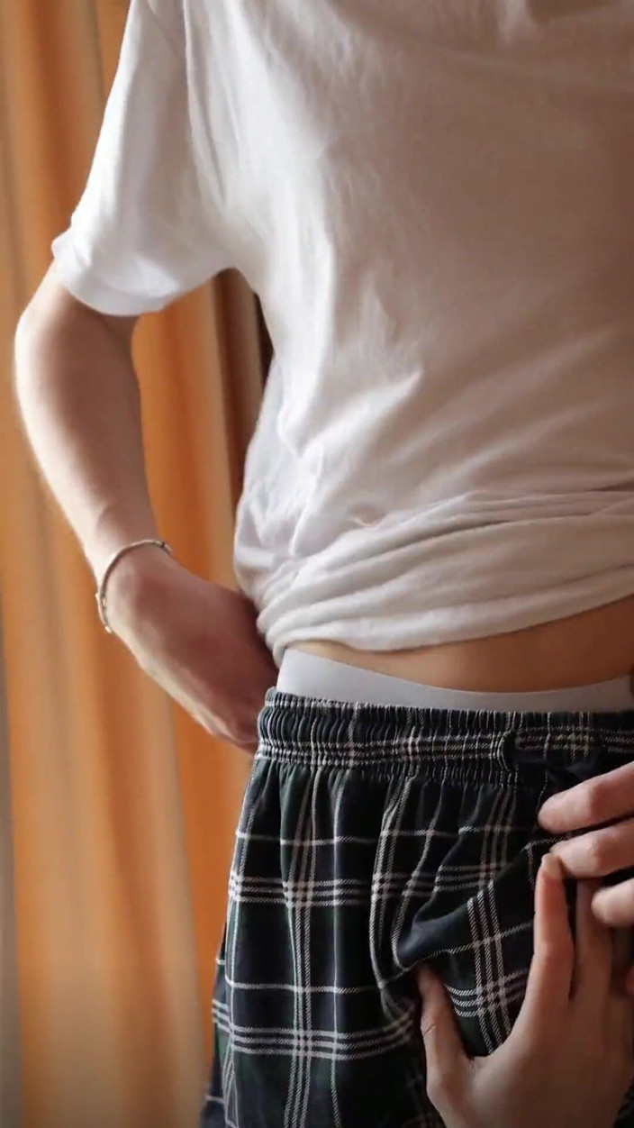 Sofa Weber: สองหนุ่มผลัดกันเย็ดวัยรุ่นตัวเล็กในเย็ดหมู่ชายสองหญิงหนึ่ง