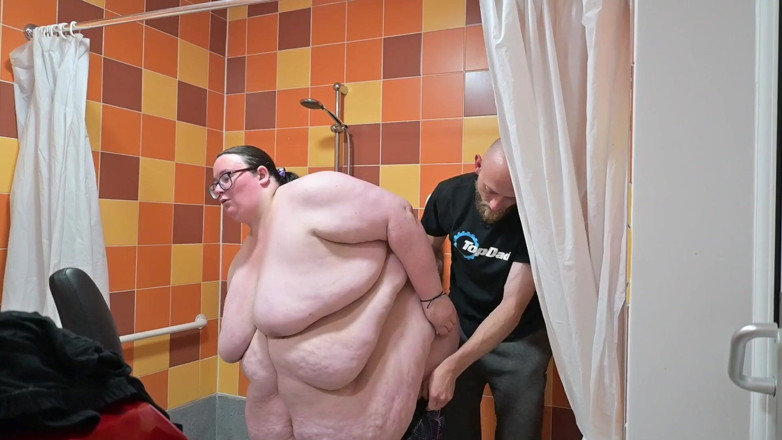 SSBBW Hunter: Bella donnona si mette in costume da bagno attillati