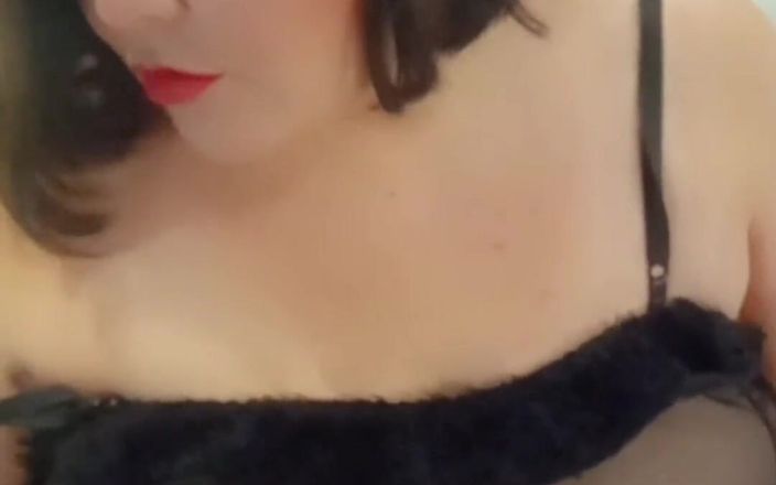 Curvilove76: Une MILF BBW fume pour toi pendant que tu te...