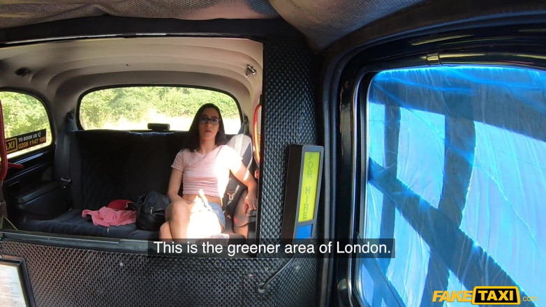 Fake Taxi: Fake taxi - Nikki Fox tıraşlı Macar amcığını gösteriyor yarak seviyor