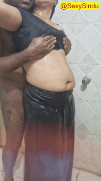 Indische vrouw milf badend in Saree