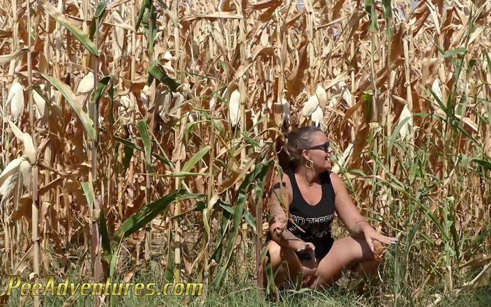 Pee Adventures: Natursekt in einem maisfeld - Ihre beine überqueren, um ihre volle blase...