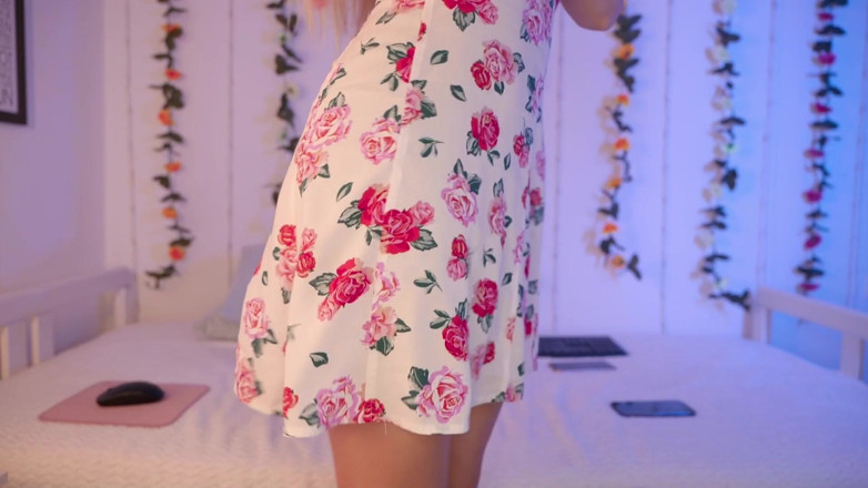 Stella Cardo: La guapa se quita el vestido y muestra su sexy...