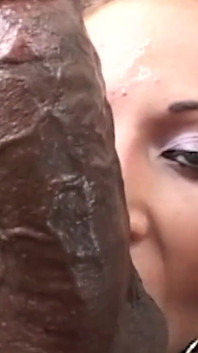 Děvka brunetka Layla dává černochům nezapomenutelné kouření a deepthroat ve fantastické orgii
