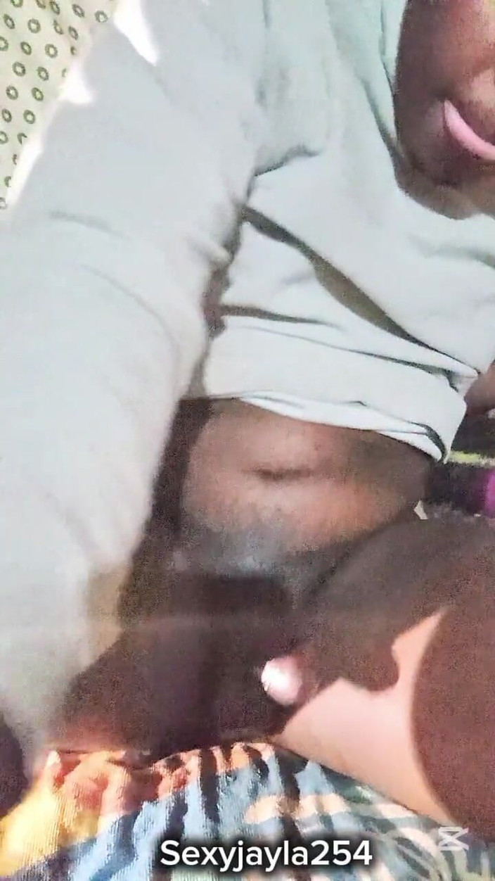 Sexyjayla254: 在床上抚摸我的鸡巴直到我高潮