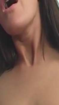La mora si sditalina la sua figa gocciolante per un orgasmo esplosivo