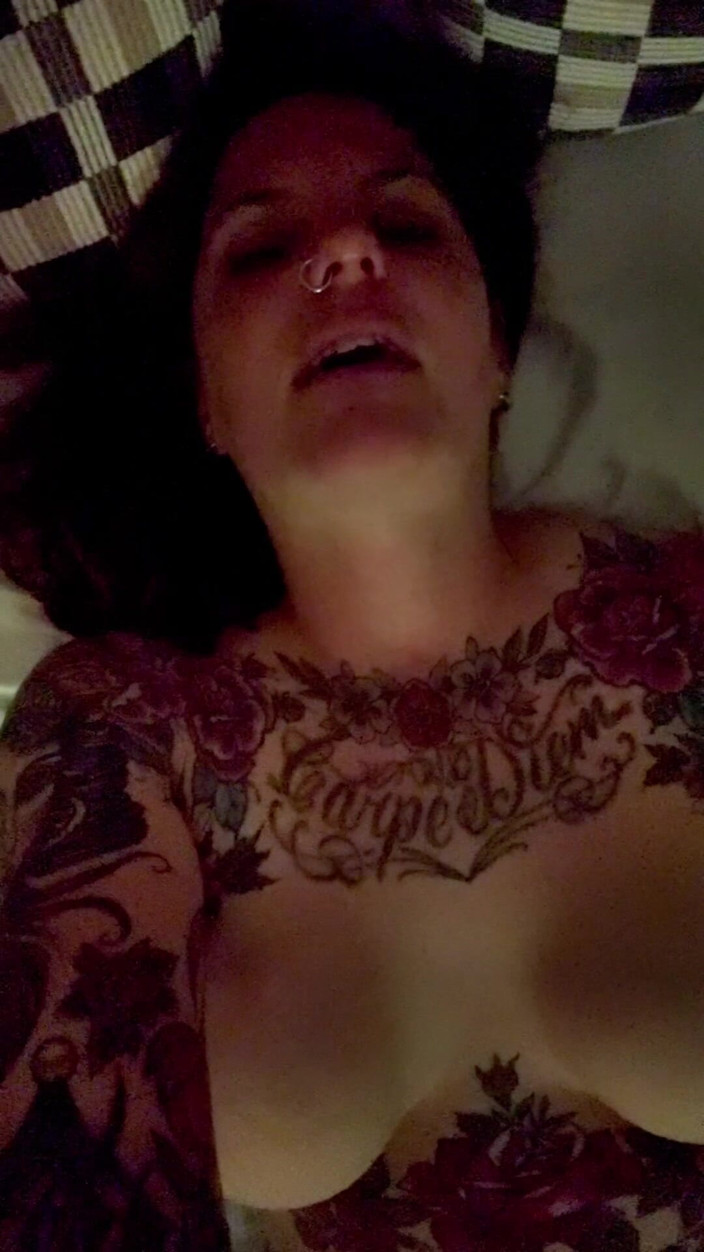 Carrie Capri: Masturbation et éjaculation si fort au milieu de la nuit