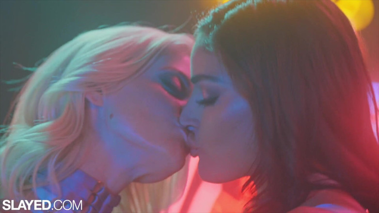 Slayed: Emily &amp; charlotte lagi asik satu sama lain