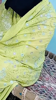 Istri hot india dengan toket besar lagi asik nyepong dan ngocok kontol besar suaminya