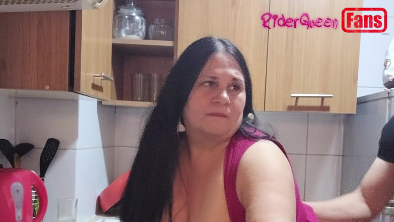 Riderqueen: Filmy dla fanów: zamaskowany młody człowiek pieprzy mnie w kuchni