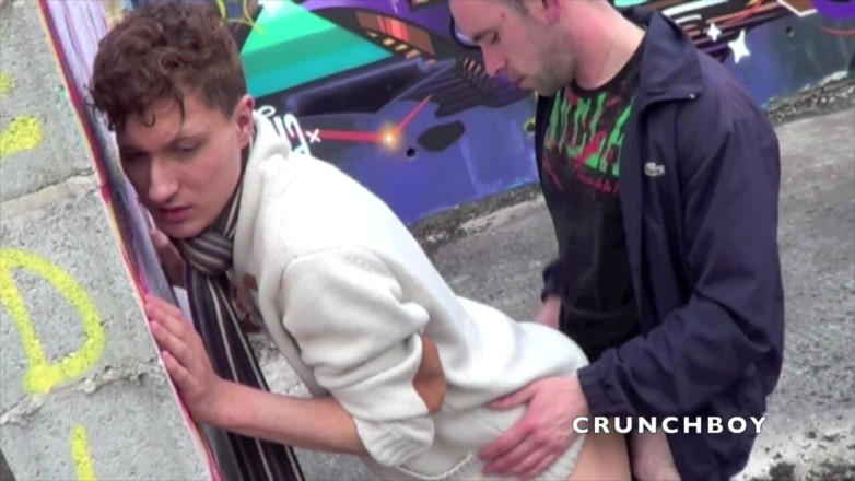 Raw French Bad boys: Femintate twink відтрахана бадбоєм на відкритому повітрі
