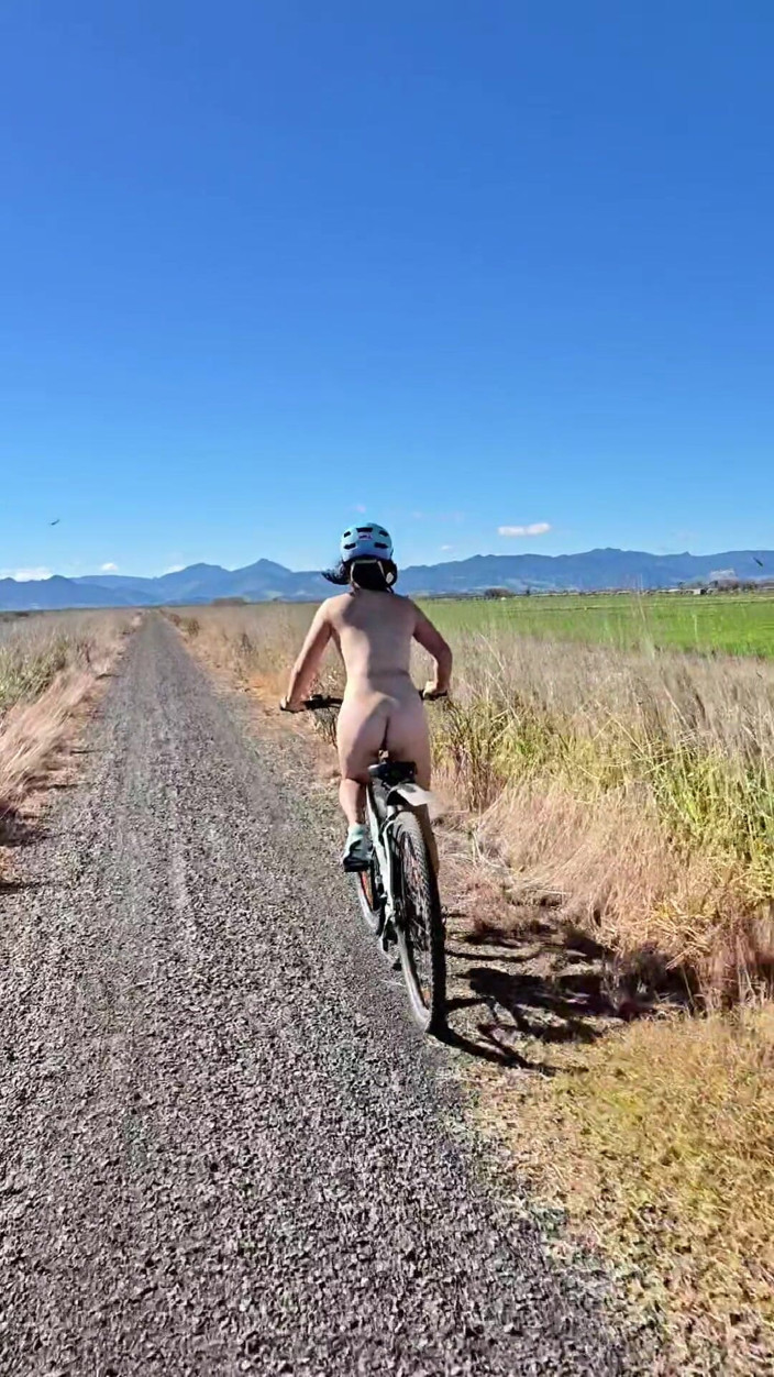 Miss Taiwan: Misstaiwan cavalca bicicletta in un esibizionismo scioccante