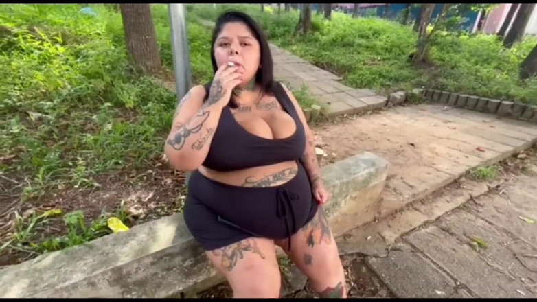 Mary Jhuana: BBW-godin rookt haar sigaret in het openbaar