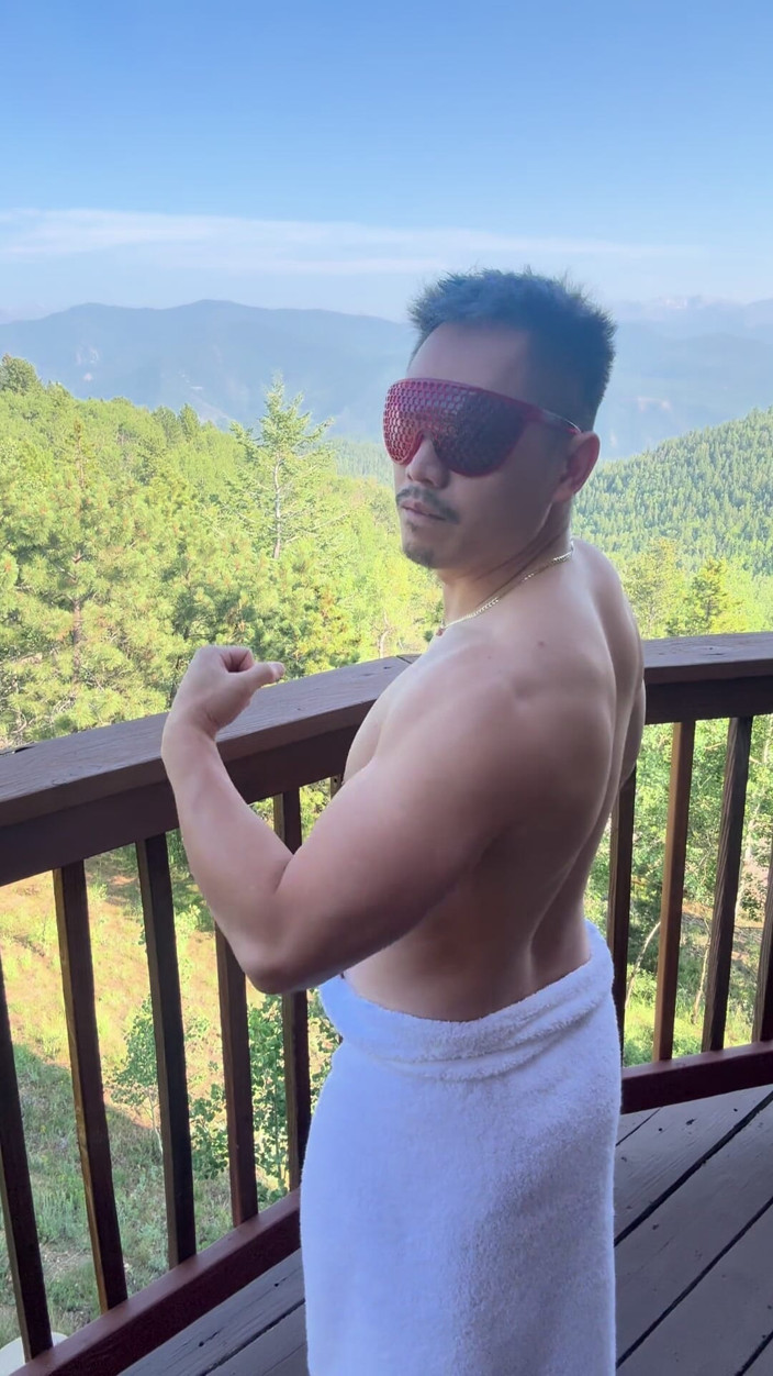 Barenakedmuscles: Mountain Top tease: mostra personale del fusto asiatico muscoloso