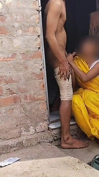भारतीय गृहिणी की पड़ोसी के साथ घर से बाहर चुदाई