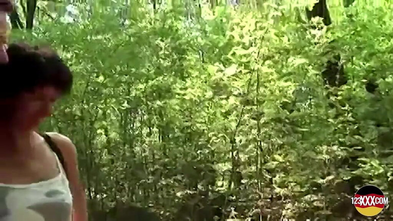 123XXX - 100% Amateurs: Starší brunetka miluje venkovní akci s obrovským ptákem.