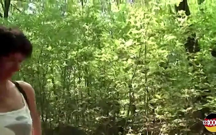 123XXX - 100% Amateurs: 年长的黑发喜欢与大鸡巴的户外动作。